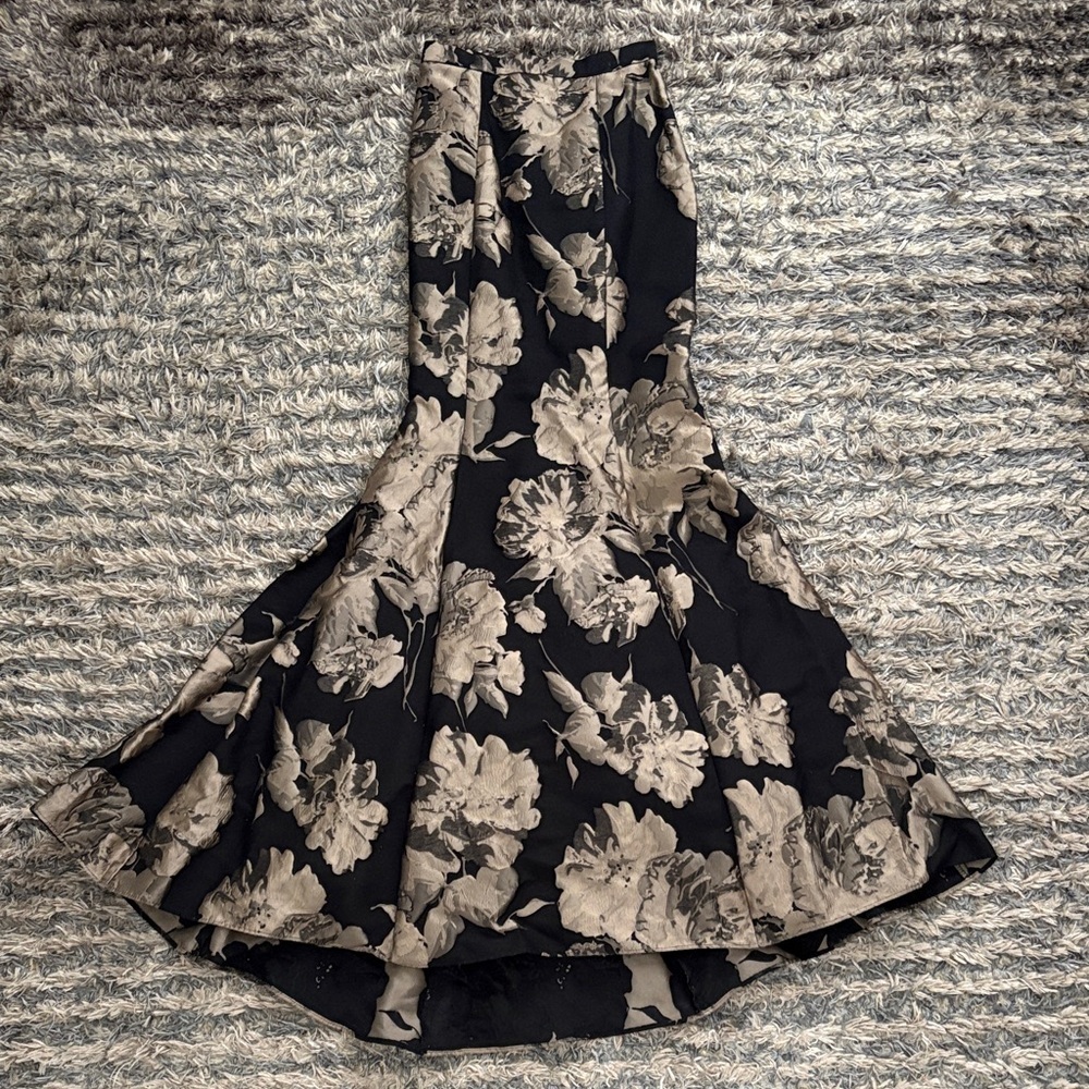 NWOT! Xscape Elegant Floral Pattern Black and Gold Skirt, Size 2